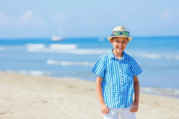 Портрет чарівного хлопчика, який грає на пляжі . — стокове фото