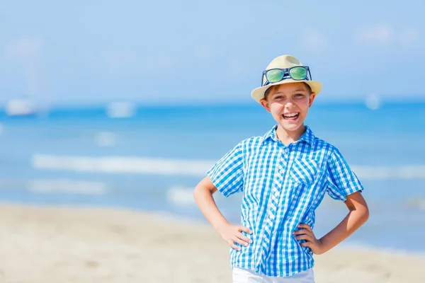 Портрет мальчика, играющего на пляже . — стоковое фото