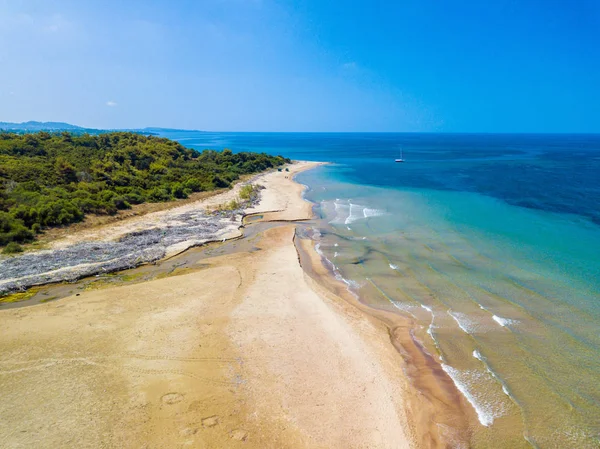 Foto aérea de dron de bahía tropical con playa de arena blanca y hermoso mar turquesa y claro —  Fotos de Stock