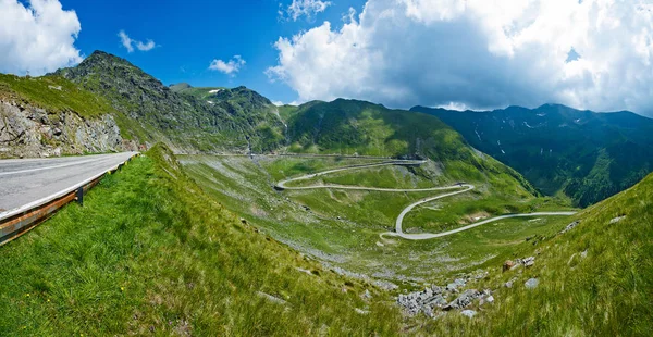 Перевал Трансфагарасан влітку. Перетинаючи Карпатські гори в Румунії, Трансфагарасан є однією з найзахопливіших гірських доріг у світі.. — стокове фото