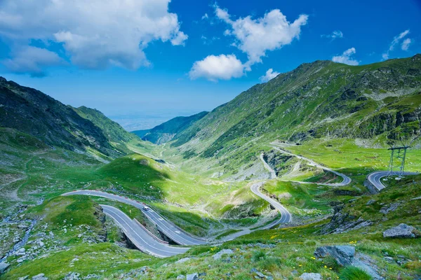 Passo Transfagarasan in estate. Attraversando le montagne dei Carpazi in Romania, Transfagarasan è una delle strade di montagna più spettacolari del mondo. — Foto Stock