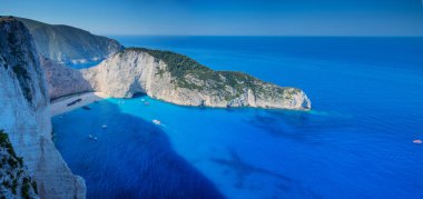 Navagio bay ve gemi enkazı plaj yaz aylarında. Zakynthos, Yunan Ionian Sea Island'da ünlü doğal dönüm noktası