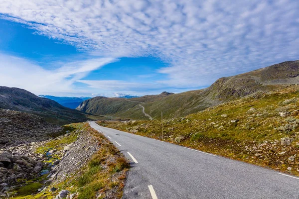 Hermoso paisaje de carretera de Noruega en altas montañas . — Foto de Stock