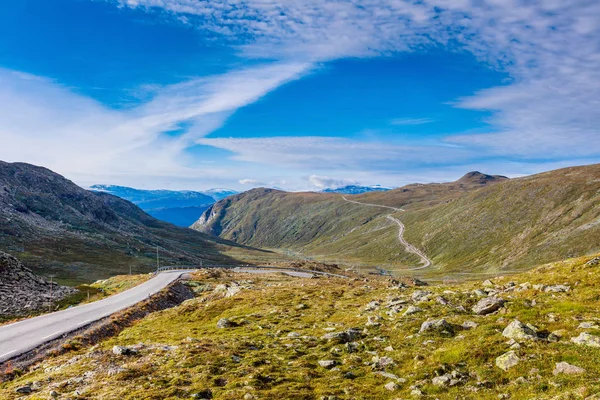 Piękny Norwegia droga krajobraz na wysokie góry. — Zdjęcie stockowe