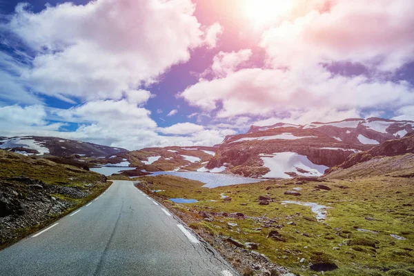 Schöne norwegische Straßenlandschaft im Hochgebirge. — Stockfoto