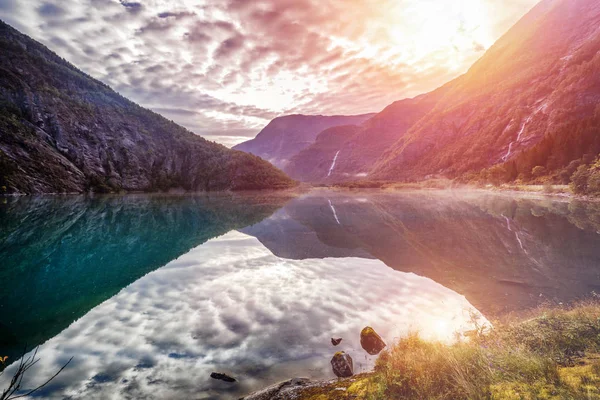 Vue imprenable sur la nature avec fjord et montagnes. Beau reflet. Emplacement : Montagnes scandinaves, Norvège . — Photo