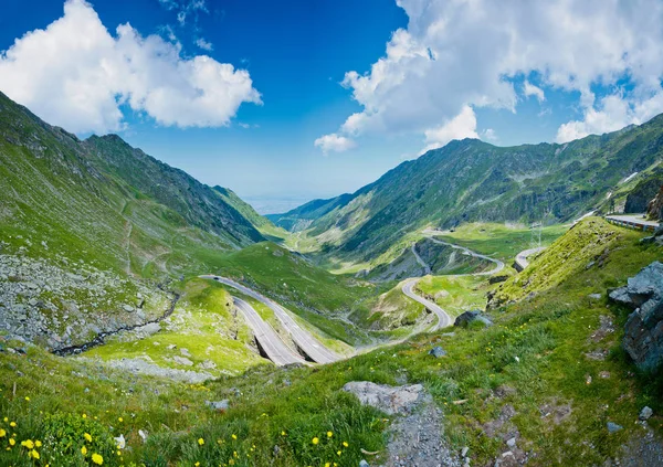 Passo Transfagarasan in estate. Attraversando le montagne dei Carpazi in Romania, Transfagarasan è una delle strade di montagna più spettacolari del mondo. — Foto Stock