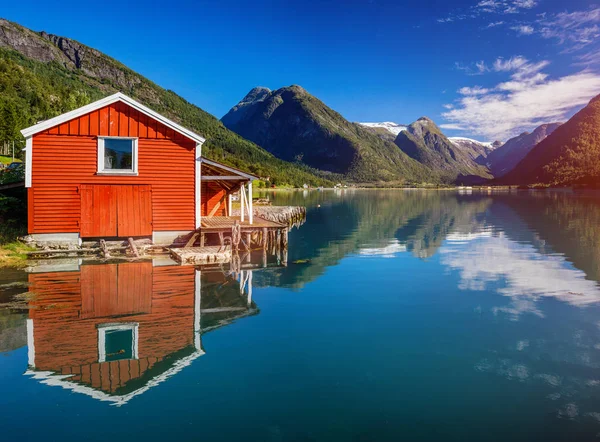 Mooie vissen huis op de rots. Prachtige natuur met blauwe hemel, de reflectie in water en visserij huis. Noorwegen — Stockfoto