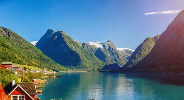 Hermosas casas de pesca en fiordo. Hermosa naturaleza con cielo azul, reflejo en el agua y casa de pescadores. Países Bajos —  Fotos de Stock