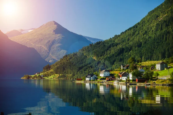 Όμορφο ψαροχώρι σπίτια στο φιόρδ. Όμορφη φύση με μπλε ουρανός, αντανάκλαση στο νερό και ψάρεμα σπίτι. Νορβηγία — Φωτογραφία Αρχείου