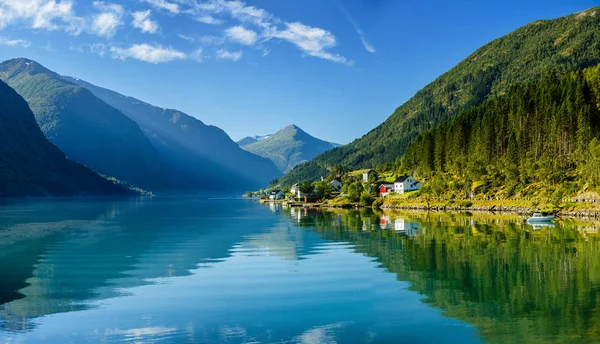 Domki rybackie piękna na fjord. Piękna natura niebieski niebo, odbicia w wodzie i dom rybacki. Norwegia — Zdjęcie stockowe