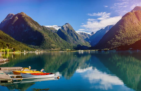 Atemberaubende Aussicht auf die Natur mit Booten, Fjord und Berge. schöne Reflexion. Norwegen. — Stockfoto