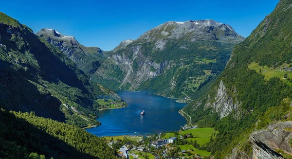 Geiranger fiyort, güzel doğası Norveç. Feribot ile Geiranger içinde seyahat — Stok fotoğraf