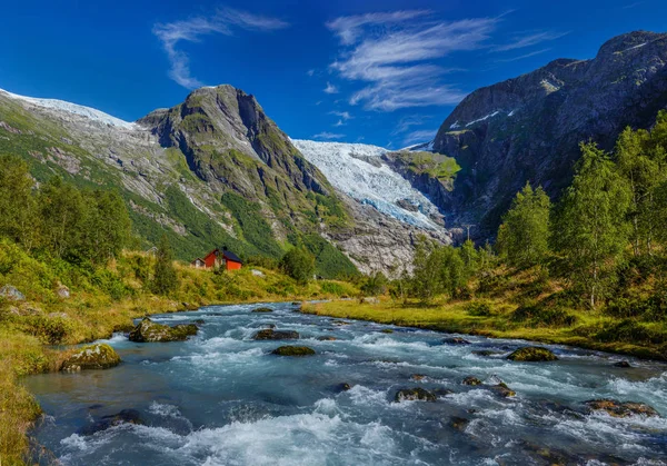 Paesaggio norvegese con fiume ghiacciaio blu latte, ghiacciaio e montagne verdi. Paesi Bassi — Foto Stock