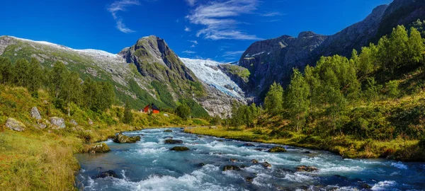 Norweski krajobraz z rzeką mleczny niebieski lodowiec, lodowiec i zielonej góry. Norwegia — Zdjęcie stockowe