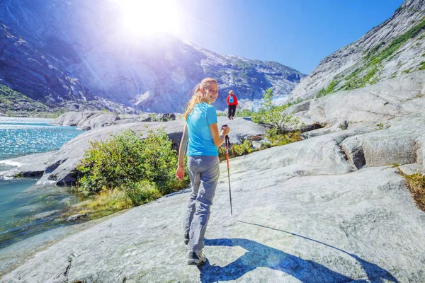 En iyi Norveç zammı. Ekipman dağlarda hiking ile şirin kız