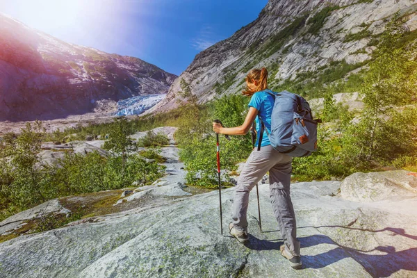 Melhor caminhada na Noruega. Menina bonito com equipamento de caminhadas nas montanhas — Fotografia de Stock