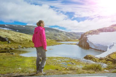 En iyi Norveç zammı. Ekipman dağlarda hiking ile şirin kız
