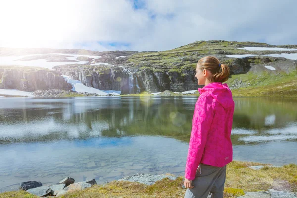 Melhor caminhada na Noruega. Menina bonito com equipamento de caminhadas nas montanhas — Fotografia de Stock