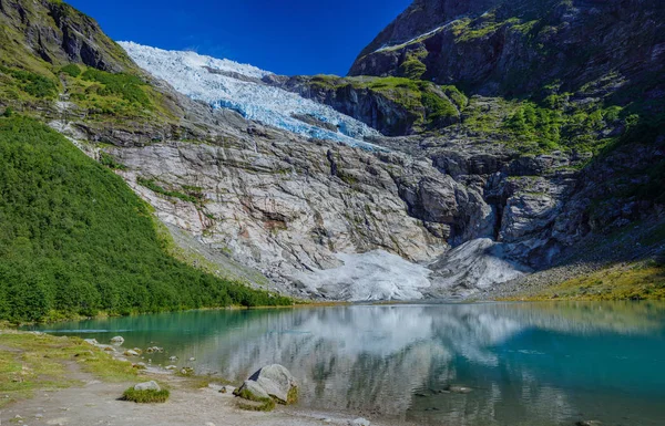 Norská krajina s jezerem mléčně modré ledovce, ledovce a zelené hory. Norsko — Stock fotografie