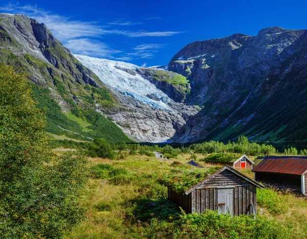 Norska landskap med gröna bergen och glaciären. Norge — Stockfoto