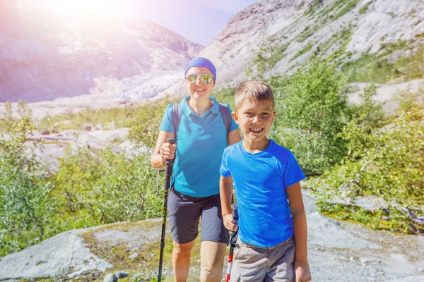 Melhor caminhada na Noruega. Rapaz bonito e sua mãe com equipamento de caminhadas nas montanhas — Fotografia de Stock