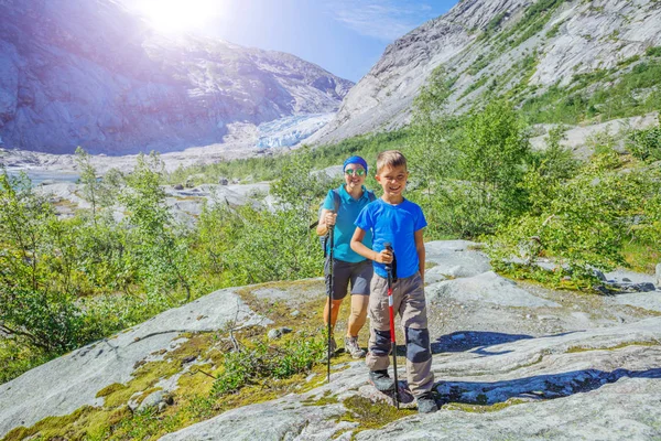 Melhor caminhada na Noruega. Rapaz bonito e sua mãe com equipamento de caminhadas nas montanhas — Fotografia de Stock