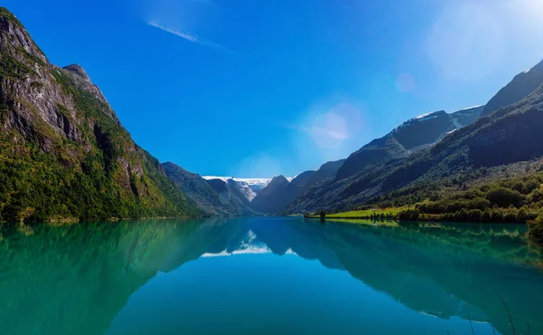 Amazing nature view with fjord and mountains. Beautiful reflection. Location: Scandinavian Mountains, Norway. — Stock Photo, Image