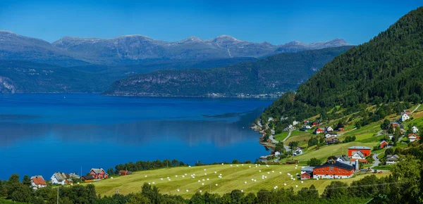 Atemberaubende Aussicht auf die Natur mit Fjord und Bergen. schöne Reflexion. Liegeplatz: skandinavische Berge, Norwegen. — Stockfoto