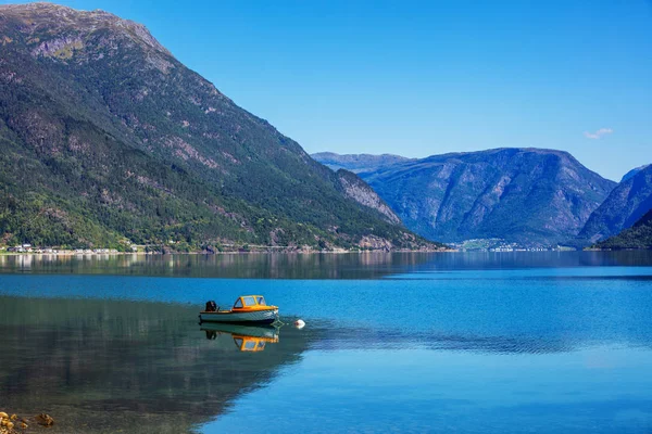 Atemberaubende Aussicht auf die Natur mit Fjord und Bergen. schöne Reflexion. Liegeplatz: skandinavische Berge, Norwegen. — Stockfoto