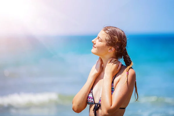 Chica feliz divirtiéndose en la playa tropical —  Fotos de Stock