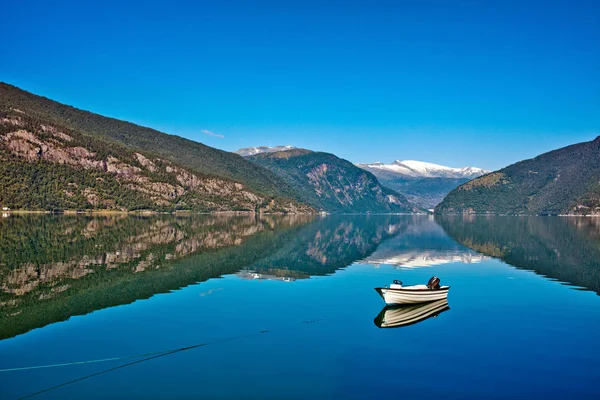 Güzel doğa Norveç doğal peyzaj fiyort, tekne ve dağ ile. — Stok fotoğraf