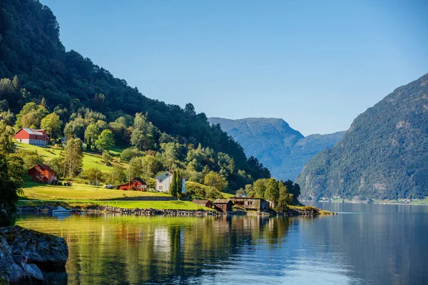 Hermosa naturaleza Noruega paisaje natural con fiordo y montaña . —  Fotos de Stock