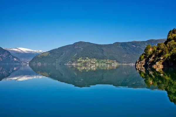 Belle nature Norvège paysage naturel avec fjord et montagne . — Photo