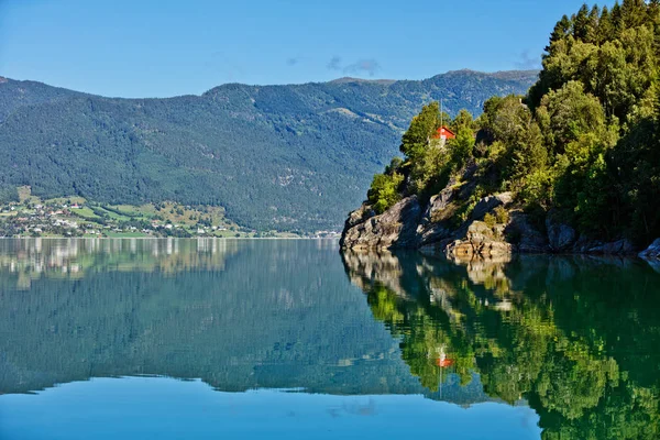 Hermosa naturaleza Noruega paisaje natural con fiordo y montaña . — Foto de Stock