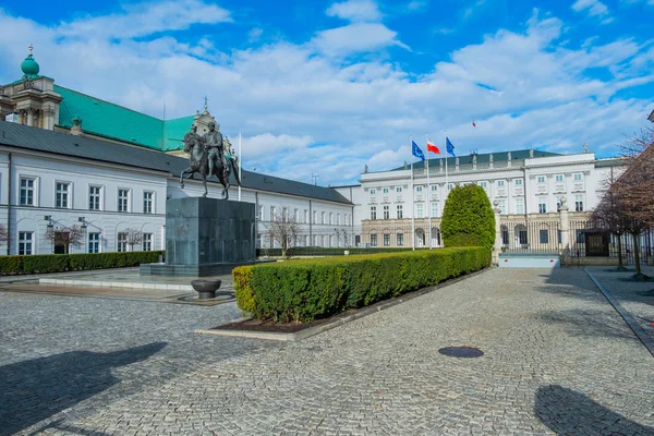 Президентский дворец в Варшаве и статуя князя Понятовского — стоковое фото