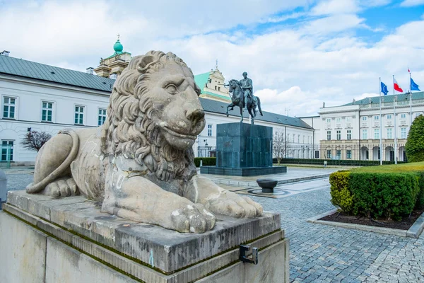 Президентский дворец в Варшаве и статуя князя Понятовского — стоковое фото