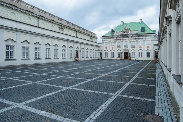 Медный дворец на крыше. Государственный музей и выставочный зал в Старом городе в Варшаве, Польша — стоковое фото