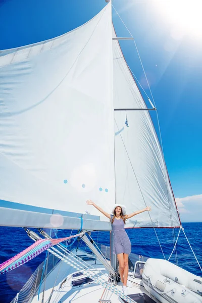Belle fille relaxant sur le yacht en Grèce — Photo