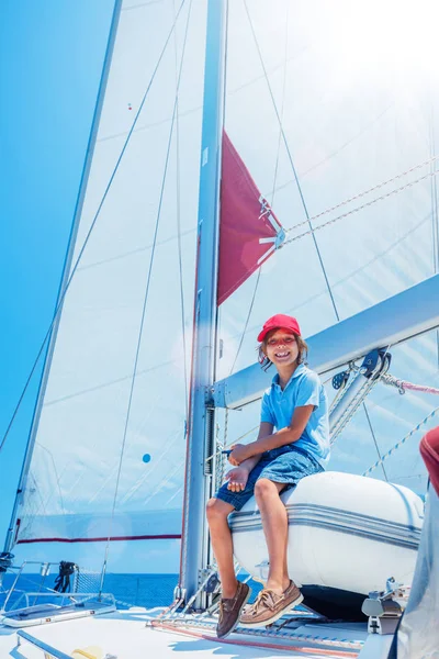 Mały chłopiec na jachcie żaglowym na letnim rejsie. Podróże przygoda, jacht z dzieckiem na rodzinnych wakacjach. — Zdjęcie stockowe