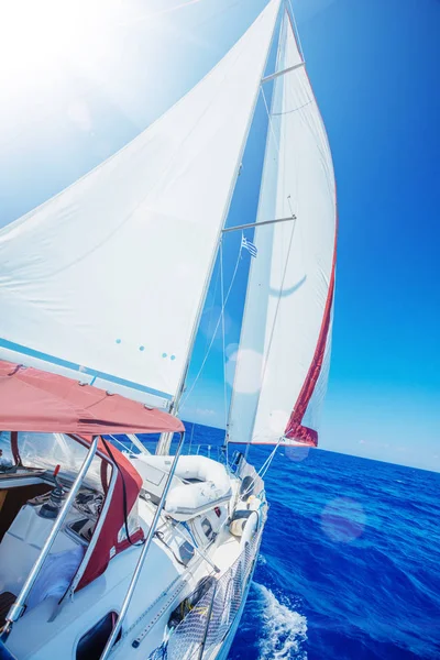 Вітрильний спорт. Корабельні яхти з білими вітрилами у відкритому морі . — стокове фото
