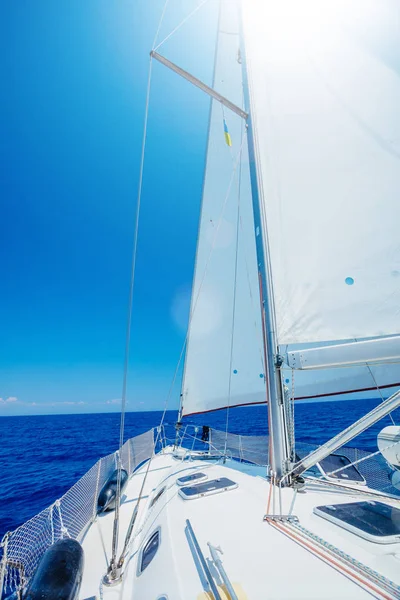 Zeilen. Scheepsjachten met witte zeilen in de open zee. — Stockfoto