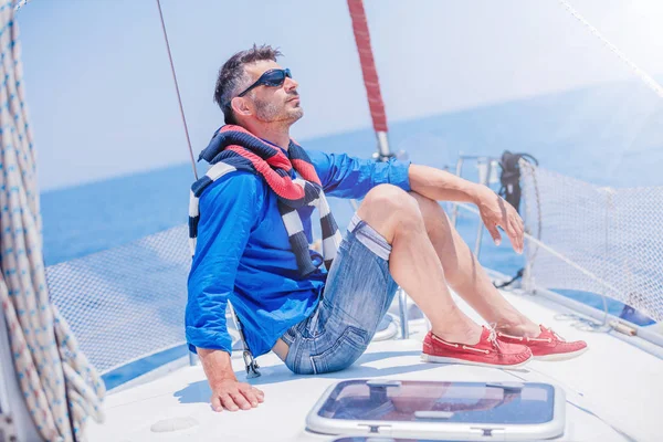 Un joven yate de vela. Vacaciones, personas, viajes —  Fotos de Stock