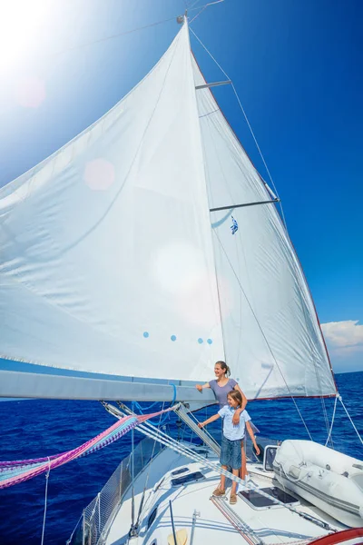 Fiú a nővérével a vitorlás jachton a nyári hajóúton.. — Stock Fotó
