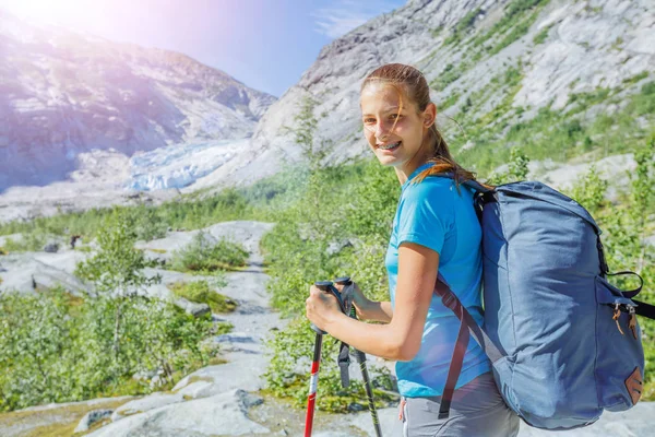 Najlepsza trasa Norwegia. Ładna dziewczyna z turystyka sprzęt w górach — Zdjęcie stockowe