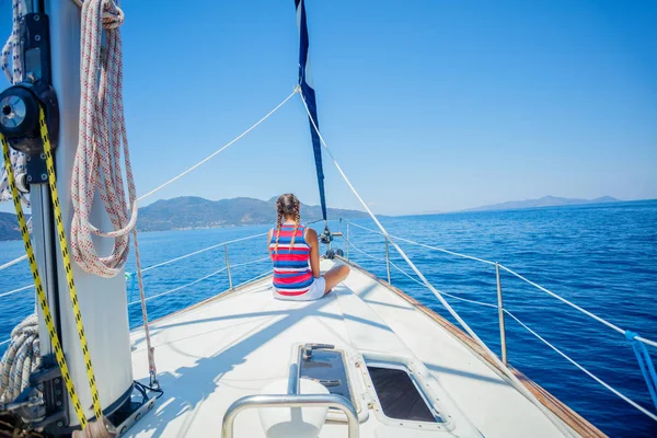 Gyönyörű lány pihentető a jacht Görögországban — Stock Fotó