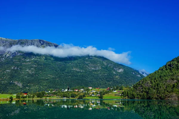 Hermosa naturaleza Noruega paisaje natural con fiordo y montaña . — Foto de Stock