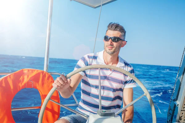 Jongeman zeiljacht. Vakantie, mensen, reizen — Stockfoto