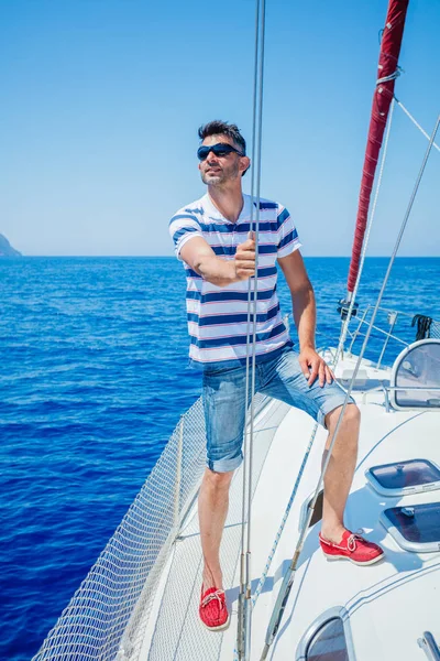 Un joven yate de vela. Vacaciones, personas, viajes — Foto de Stock