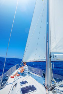 Yat süren genç bir adam. Tatiller, insanlar, seyahat